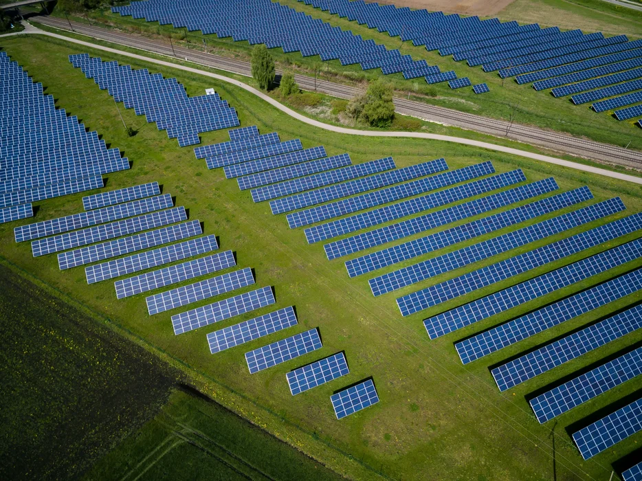 Nachhaltige Energie durch saubere PV-Anlagen