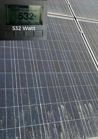 Verschmutzte Solaranlage vor der Reinigung